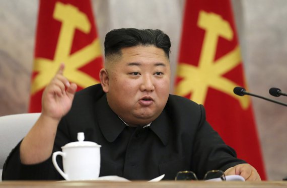 북한 조선중앙통신이 24일 공개한 촬영 날짜 미상의 사진에 김정은 북한 국무위원장이 북한 노동당 제7기 제4차 중앙군사위원회 확대 회의에 참석해 발언하고 있다. 뉴시스