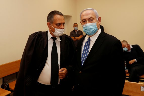 베냐민 네타냐후 이스라엘 총리(오른쪽)가 24일(현지시간) 예루살렘 지방 법원에서 자신의 부패 관련 재판을 기다리고 있다.로이터뉴스1