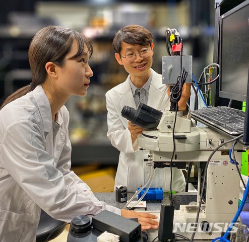[광주=뉴시스] 송창헌 기자 = 포도당 농도에 따라 달라지는 나노 입자 함유 콘택트렌즈의 반사광 분석을 통해 눈물 속 포도당 농도를 측정할 수 있는 장치를 광주과학기술원(GIST) 연구팀이 최초로 개발했다고 25일 밝혔다. 왼쪽부터 김수연 석사 졸업생과 정의헌 교수. (사진=GIST 제공) 2020.05.25photo@newsis.com