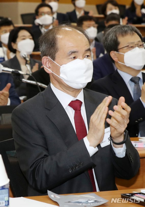 제4기 전국법관대표회의 의장으로 선출된 오재성 부장판사가 25일 오전 경기 고양시 사법연수원에서 열린 제1회 전국법관대표회의에 참석해 박수를 보내고 있다. 사진=뉴시스화상