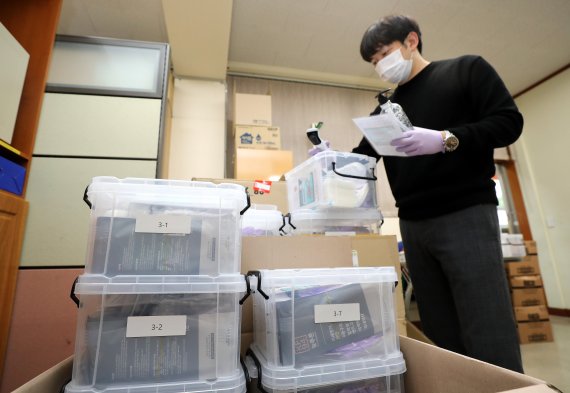 지난 19일 서울 영등포구 여의도고등학교 보건실에서 고3 등교개학을 대비해 보건교사가 방역 물품을 점검하고 있다. 뉴스1