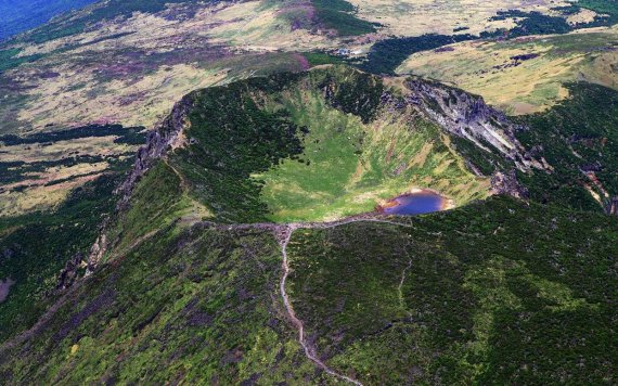 남한 최고봉(해발 1950m) 한라산 백록담 [사진=제주관광공사 제공]