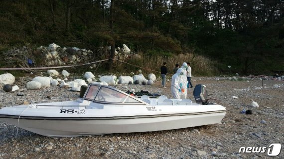 태안군 일리포 해변에서 발견된 모터보트.© 뉴스1