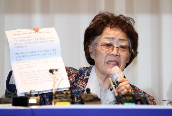 일본군 위안부 피해자 이용수 할머니가 25일 오후 대구 수성구 만촌동 인터불고 호텔에서 열린 기자회견에서 발언하고 있다. 뉴시스