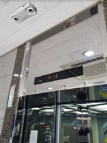 동서대 센텀산업단지캠퍼스 조성사업단과 테크트리컴퍼니가 울산대 전망대에 설치한 안면인식 무인계측기. 동서대 제공