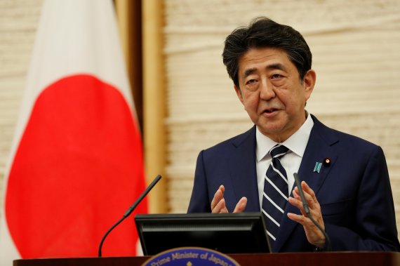 아베 신조 일본 총리가 25일 오후 총리관저에서 도쿄권, 홋카이도에 대한 긴급사태 해제를 발표하고 있다. 로이터 뉴스1
