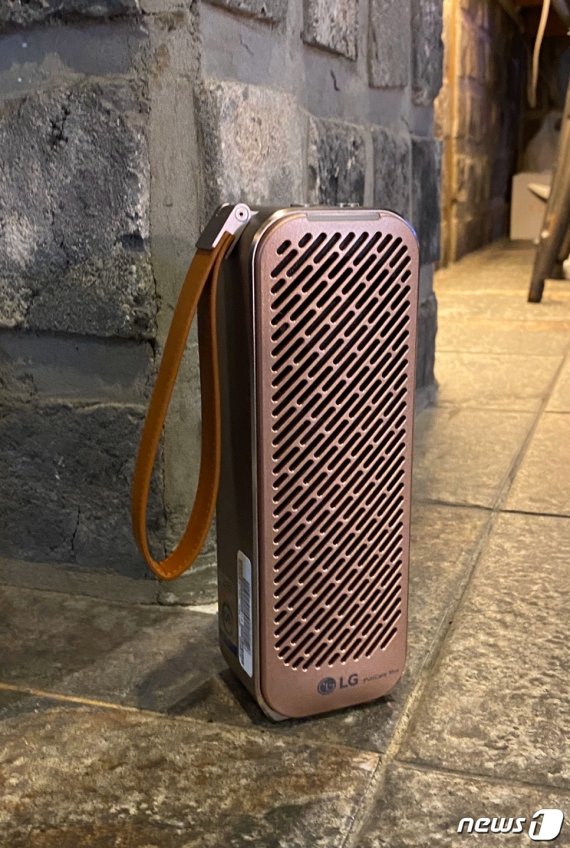 이쁘게 나오라고 바닥에 놓고 찍어봄 © 뉴스1 권구용 기자