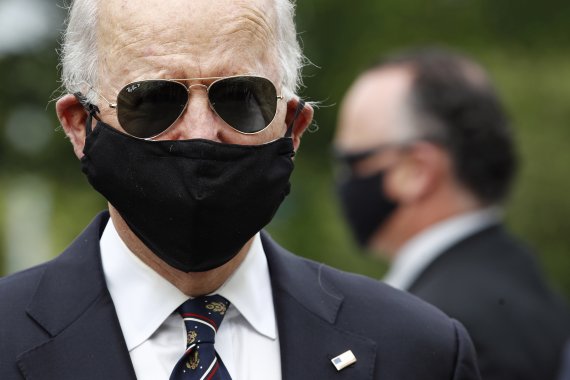 조 바이든 전 미국 부통령이 5월 25일(현지시간) 메모리얼 데이 행사에 검은색 마스크를 쓰고 등장했다.AP뉴시스