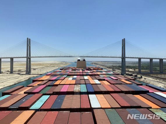 '김정숙 여사 대모' 알헤시라스호, 수에즈 통과..."핵심항로 되찾아"