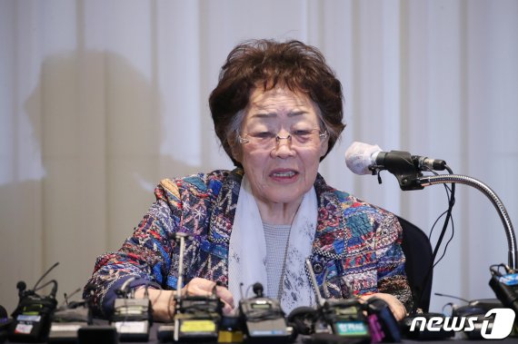 일본군 위안부 피해자 이용수 할머니가 25일 오후 대구 수성구 만촌동 인터불고 호텔에서 기자회견을 하고 있다. /사진=뉴스1