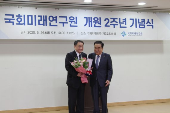 조동성 인천대 총장(왼쪽)이 26일 국회의원 제2소회의실에서 국회미래연구원으로부터 감사패를 수여 받았다.