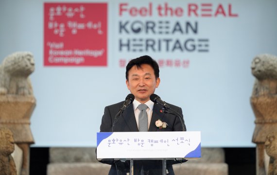 원희룡 제주도지사가 26일 문화유산 방문 캠페인 선포식에 참석해 '문화유산 방문 코스'인 ''설화와 자연의 길'을 소개하고 있다.