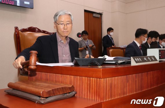 여상규 법사위원장이 지난 4월29일 오후 서울 여의도 국회에서 열린 법제사법위원회 전체회의에서 의사봉을 두드리며 법안을 상정하고 있다./뉴스1 © News1 박세연 기자