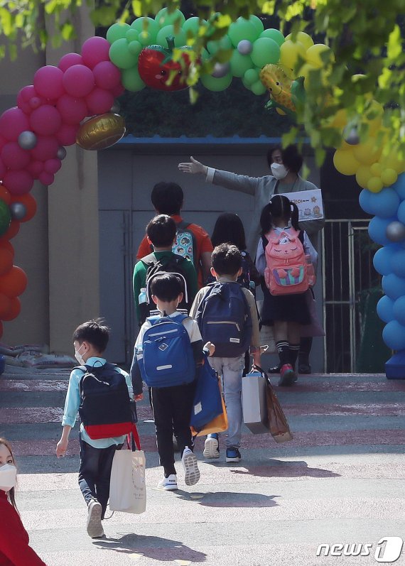 등교하는 초등학생들/뉴스1 © News1 구윤성 기자