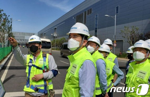 이재용 삼성전자 부회장이 18일 중국 시안(西安)의 낸드플래시 메모리 반도체 생산공장을 현장점검하고 있다. (삼성전자 제공) 2020.5.18/뉴스1