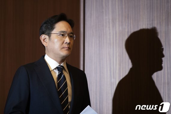 이재용 삼성전자 부회장이 6일 오후 서울 서초동 삼성사옥에서 경영권 승계 및 노동조합 문제 등과 관련해 ‘대국민 사과문’을 발표하기 위해 입장하고 있다.2020.5.6/뉴스1 © News1 허경 기자