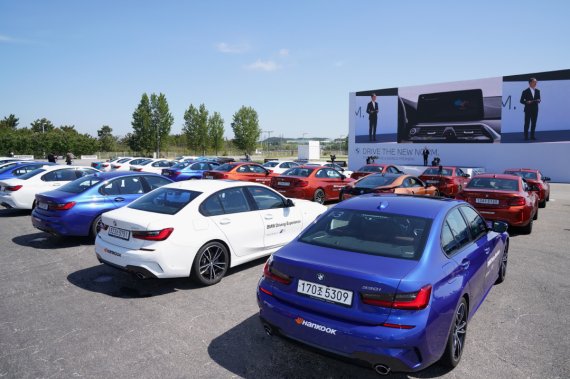 BMW는 27일 인천 영종도 BMW 드라이빙 센터에서 뉴 5시리즈와 6시리즈 그란 투리스모를 전격 공개, BMW 디지털 채널로 전 세계에 생중계했다.