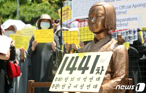 정의기억연대, 전국여성연대 활동가 등 참석자들이 27일 서울 종로구 옛 일본대사관 앞 평화의 소녀상 앞에서 열린 제1441차 일본 성노예제 문제해결을 위한 수요집회에서 구호를 외치고 있다. /사진=뉴스1