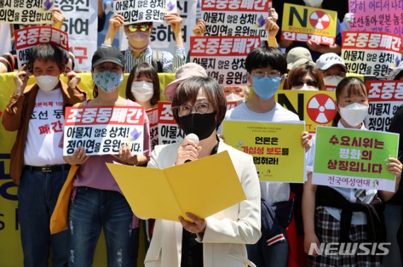 [서울=뉴시스] 이영환 기자 = 이나영 정의기억연대 이사장이 27일 오후 서울 종로구 옛 일본대사관 앞에서 열린 '제1441차 일본군 성노예제 문제해결을 위한 정기 수요시위'에 참석해 경과보고를 하고 있다. 2020.05.27. 20hwan@newsis.com <저작권자ⓒ 공감언론 뉴시스통신사. 무단전재-재배포 금지.> /사진=뉴시스