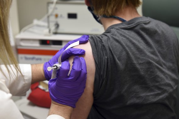 지난 4일(현지시간) 미국 메릴랜드대 의대에서 화이자에서 개발중인 코로나19 예방 백신 임상 실험이 진행되고 있다.AP뉴시스