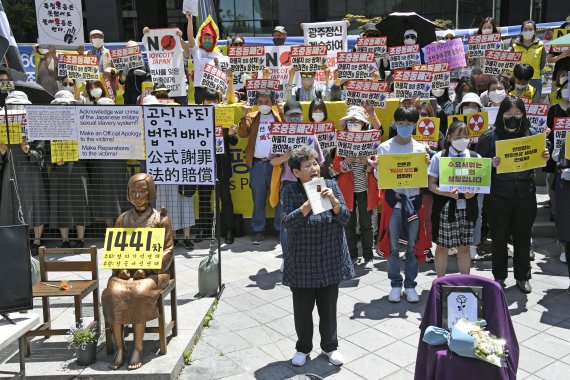 '정의기억연대'(정의연) 회계관리 부실과 전 이사장인 윤미향 더불어민주당 당선인의 후원금 사적 유용 의혹이 확산되는 가운데 27일 일본 성노예제 문제해결을 위한 수요집회가 열리고 있다. 사진=박범준 기자