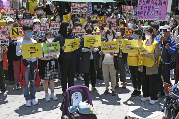 '정의기억연대'(정의연) 회계관리 부실과 전 이사장인 윤미향 더불어민주당 당선인의 후원금 사적 유용 의혹이 확산되는 가운데 27일 일본 성노예제 문제해결을 위한 수요집회가 열리고 있다. 사진=박범준 기자