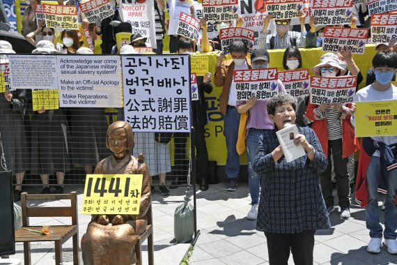 '정의기억연대'(정의연) 회계관리 부실과 전 이사장인 윤미향 더불어민주당 당선인의 후원금 사적 유용 의혹이 확산되는 가운데 27일 일본 성노예제 문제해결을 위한 수요집회가 열리고 있다. 사진=박범준 기자