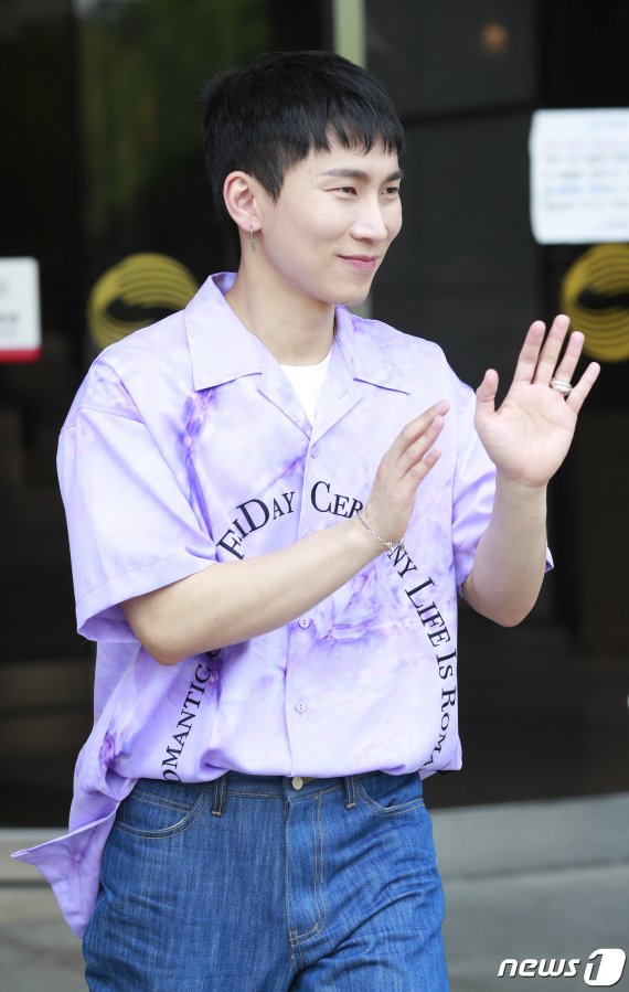 '멋진 보라색 셔츠 입고 등장' © News1