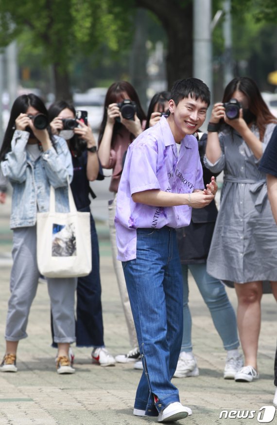 '팬들 사랑에 싱글벙글' © News1