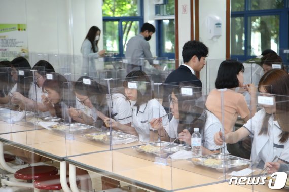 순차 등교가 이뤄진 27일 순천 금당중학교 점심시간의 급식실 모습. /© 뉴스1