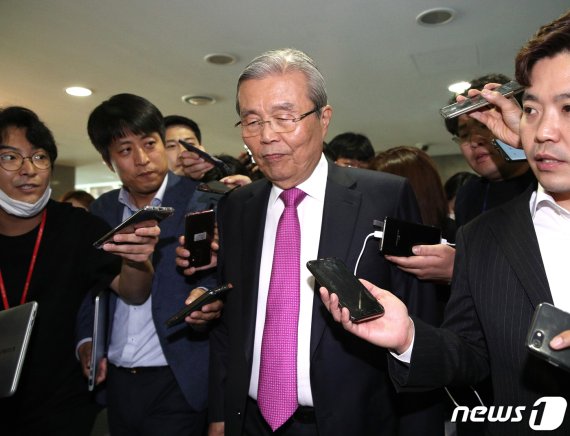 김종인 미래통합당 비상대책위원장이 27일 오후 서울 여의도 국회 의원회관에서 열린 전국조직위원장회의가 끝난 후 국회를 나서고 있다.