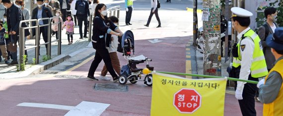 비상등 켜고 조심조심… 초교 앞 도로 운전자들 '초긴장' [현장르포]