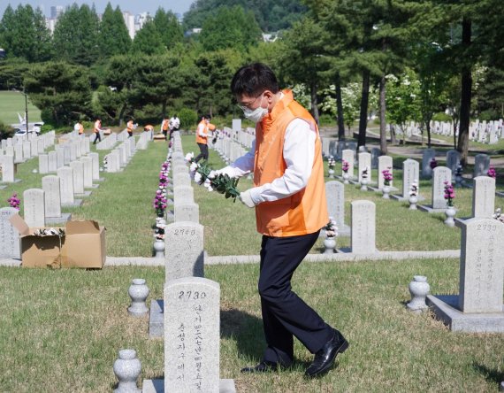 27일 한화시스템 김연철 대표이사가 국립서울현충원 참배 후 묘역 정화 활동에 참여하고 있다.