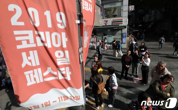 '2019 코리아세일페스타'가 시작된 1일 서울 중구 명동거리에서 쇼핑을 마친 중국인 관광객들이 버스를 기다리고 있다. 2019.11.1/뉴스1 © News1 박세연 기자