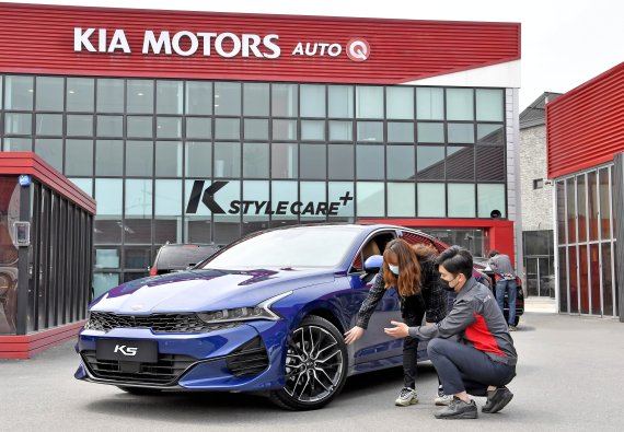 기아자동차가 멤버십 포인트를 사용해 차량 외관 손상을 수리받는 ‘K-스타일 케어+’ 프로그램을 새롭게 선보인다.