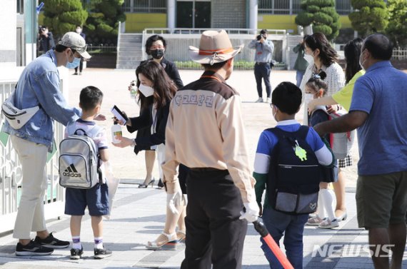 [서울=뉴시스]최진석 기자 = 초등학교 1·2학년 학생들이 등교 수업을 시작한 27일 서울 한 초등학교의 모습. 사진은 기사와 무관. 2020.05.27. myjs@newsis.com