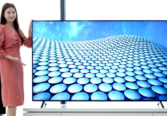 LG전자 모델이 프리미엄 LCD TV 'LG 나노셀TV'를 소개하고 있다. LG전자 제공