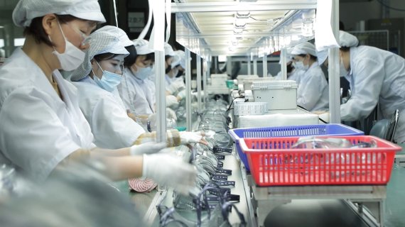 눈 보호구 제조업체인 '오토스윙'은 삼성전자 스마트공장 멘토의 기술 도움으로 월 3만개에서 26만개 수준으로 생산량을 대폭 늘렸다. 오토스윙 제공
