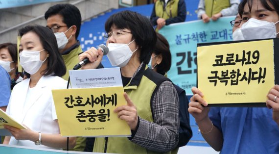 지난 5월 12일 서울 광화문에서 열린 간호사의 날 기자회견에서 나순자 보건의료노조 위원장(가운데)이 발언하고 있다. 이날 나 위원장은 한국의 열악한 의료현실을 고발했다. fnDB