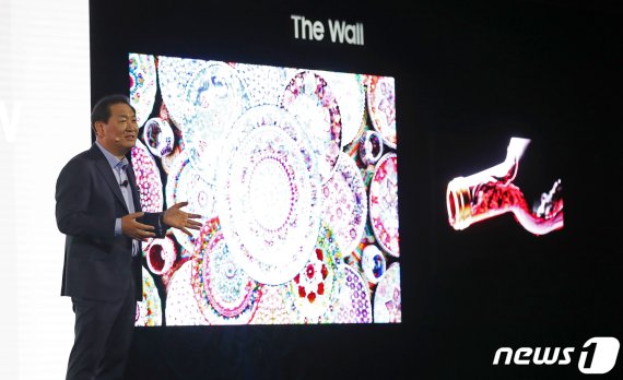 마이크로 LED TV '더 월'을 소개하는 한종희 삼성전자 사장/뉴스1 © News1