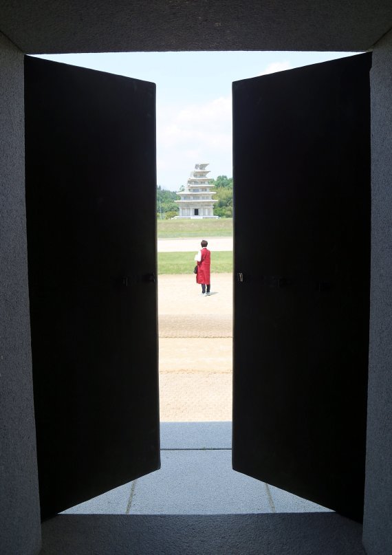 동원 구층석탑에서 바라본 미륵사지 석탑 / 사진=조용철 기자