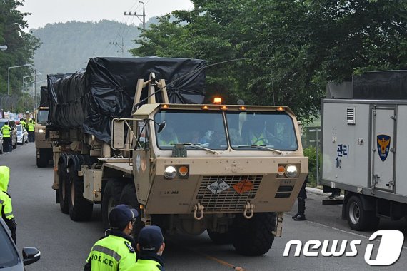 (성주=뉴스1) 공정식 기자 = 29일 오전 경북 성주군 초전면 소성리에 경찰병력이 배치된 가운데 주한미군 사드(THAAD·고고도미사일방어체계) 기지를 향해 군 장비를 실은 트럭이 이동하고 있다. 국방부는 이날 성주 사드 기지의 노후장비 교체를 위한 지상수송을 지원했다고 밝혔다. (소성리 종합상황실 제공) 2020.5.29/뉴스1 /사진=뉴스1화상