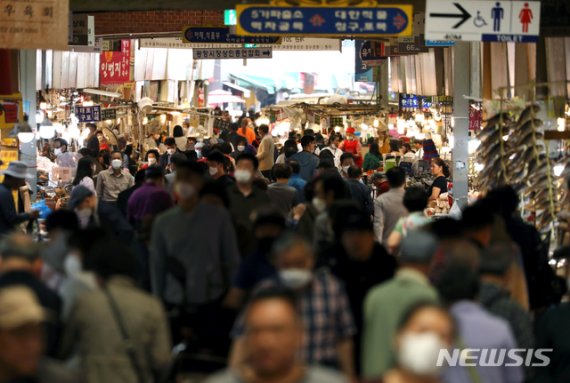 지난 달 26일 서울 종로구 광장시장 일대가 시민들로 붐비고 있다. 뉴시스 제공