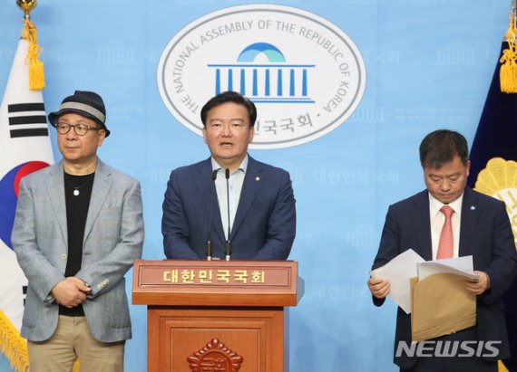 민경욱 미래통합당 의원이 지난 28일 서울 여의도 국회 소통관에서 투표지 취득 및 선관위 관련 기자회견을 하고 있다.