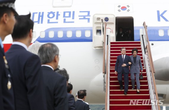[성남=뉴시스]지난해 6월 오사카 주요20개국(G20) 정상회의 참석 뒤 성남공항을 통해 귀국한 문재인 대통령과 부인 김정숙 여사의 모습. (사진=뉴시스DB). 2019.06.29.