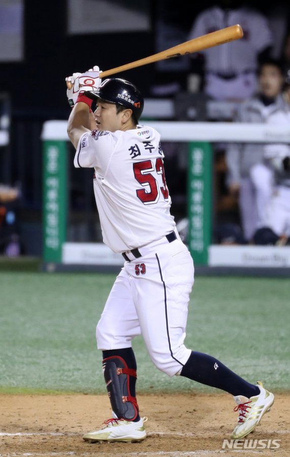 [서울=뉴시스] 이영환 기자 = 19일 오후 서울 송파구 잠실야구장에서 열린 2020 신한은행 SOL KBO리그 두산 베어스 대 NC 다이노스의 경기, 8회말 1사 만루에서 두산 최주환이 희생플라이를 치고 있다. 2020.05.19. 20hwan@newsis.com