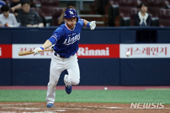 【서울=뉴시스】이영환 기자 = 5일 오후 서울 구로구 고척스카이돔에서 열린 2019 KBO리그 키움 히어로즈 대 삼성 라이온즈의 경기, 5회초 1사 2루에서 삼성 박승규가 기습번트를 하고 있다.박승규는 비디오판독 결과 3피트 수비방해로 아웃처리 됐다. 2019.09.05. 20hwan@newsis.com