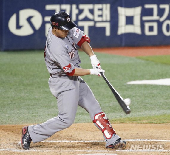 [서울=뉴시스] 박민석 기자 = 28일 오후 서울 송파구 잠실야구장에서 열린 2020 신한은행 SOL KBO리그 SK 와이번스와 두산 베어스의 경기, 7회초 1사 1, 2루 상황 SK 최정이 1타점 적시타를 치고 있다. 2020.05.28. mspark@newsis.com