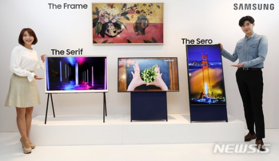 【서울=뉴시스】이영환 기자 = 29일 오전 서울 강남구 옥림빌딩에 마련된 삼성전자 라이프스타일 TV 팝업스토어에서 모델들이 신개념 라이프스타일 TV '더 세리프, 더 프레임, 더 세로'를 소개하고 있다. 2019.04.29. 20hwan@newsis.com