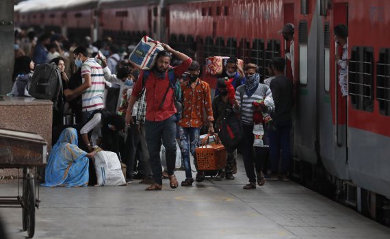 인도 북동부 우타르프라데시주의 알라하바드 기차역에서 5월 30일 마하라슈트라주에서 건너온 이주 노동자들이 짐을 챙기고 있다.AP뉴시스